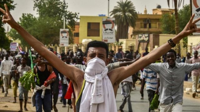 السودان.. مقتل 7 متظاهرين منذ استيلاء الجيش على السلطة