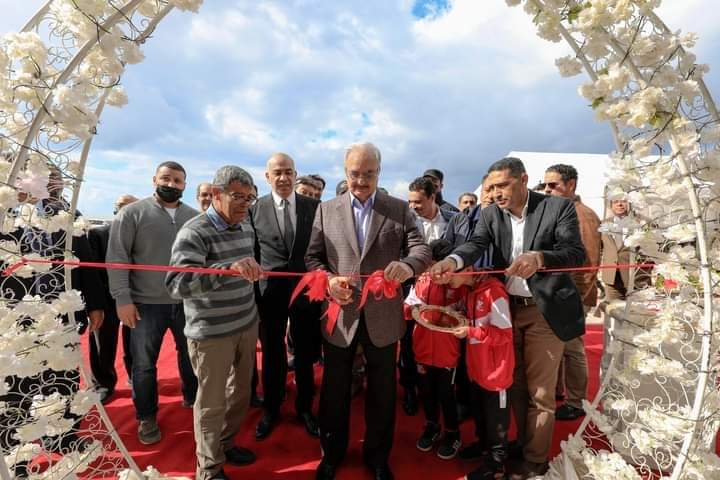 المرشح الرئاسي خليفة حفتر يفتتح صالة الألعاب الجماعية للنادي الأهلي بنغازي