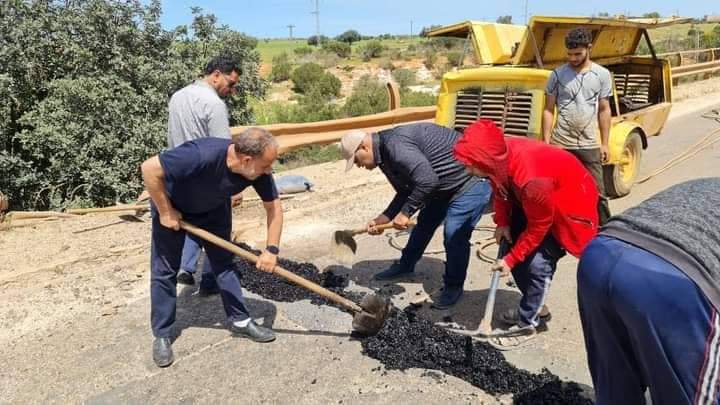 ترميم الحفر والمطبات على جسر وادي 