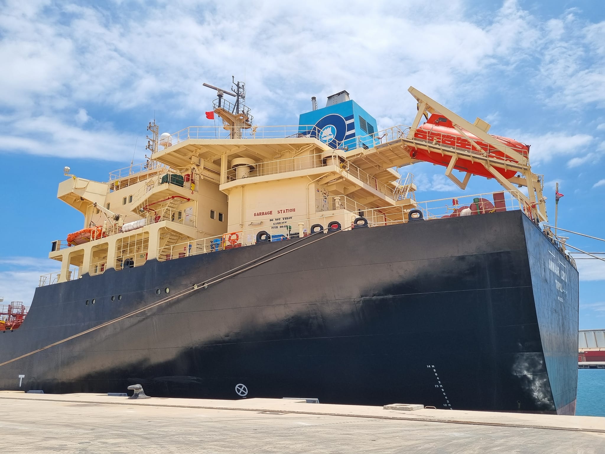 وصول الناقلة أنوار ليبيا إلى ميناء مصراتة البحري محملة بـ25 ألف طن من البنزين
