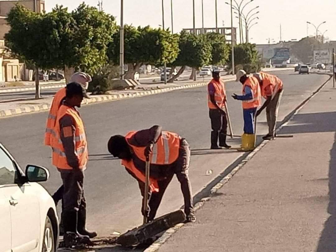 وال| أجدابيا .. البدء في تهيئة وتنظيف منظومة صرف مياه الأمطار