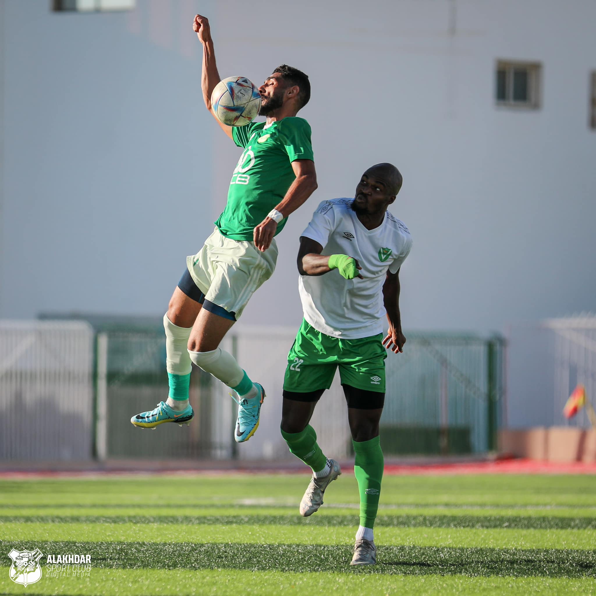 النيجيري دينو بيتر يقود النصر للفوز على الأخضر