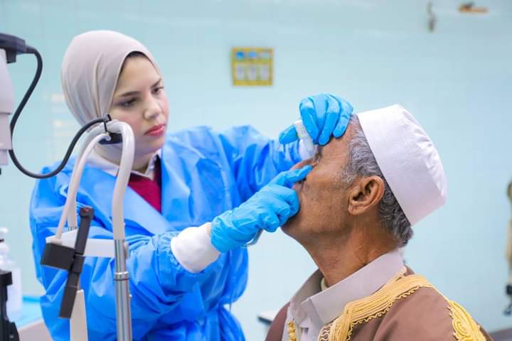 سرت| القافلة الطبية لطب وجراحة العيون تباشر في إجراء العمليات الجراحية 