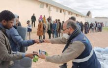 الليبية للإغاثة والمفوضية السامية لشؤون اللاجئين تقدمان مساعدات للاجئين بمركز إيواء قنفودة
