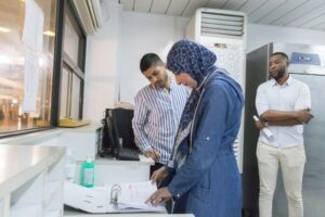 لجنة تفتيش وتقييم مخازن الأدوية والمعدات الطبية تزور مركز بنغازي الطبي