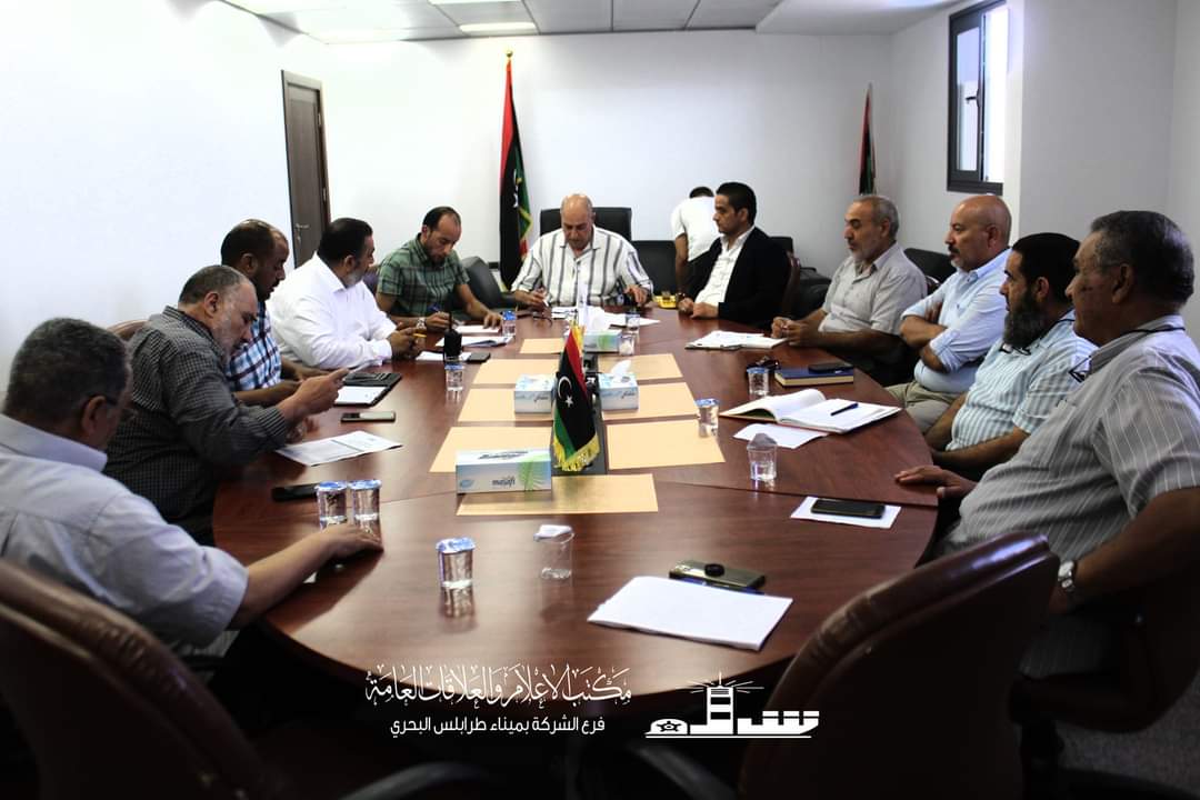 مدير الليبية للموانئ طرابلس يبحث سير عمل أقسام الفرع