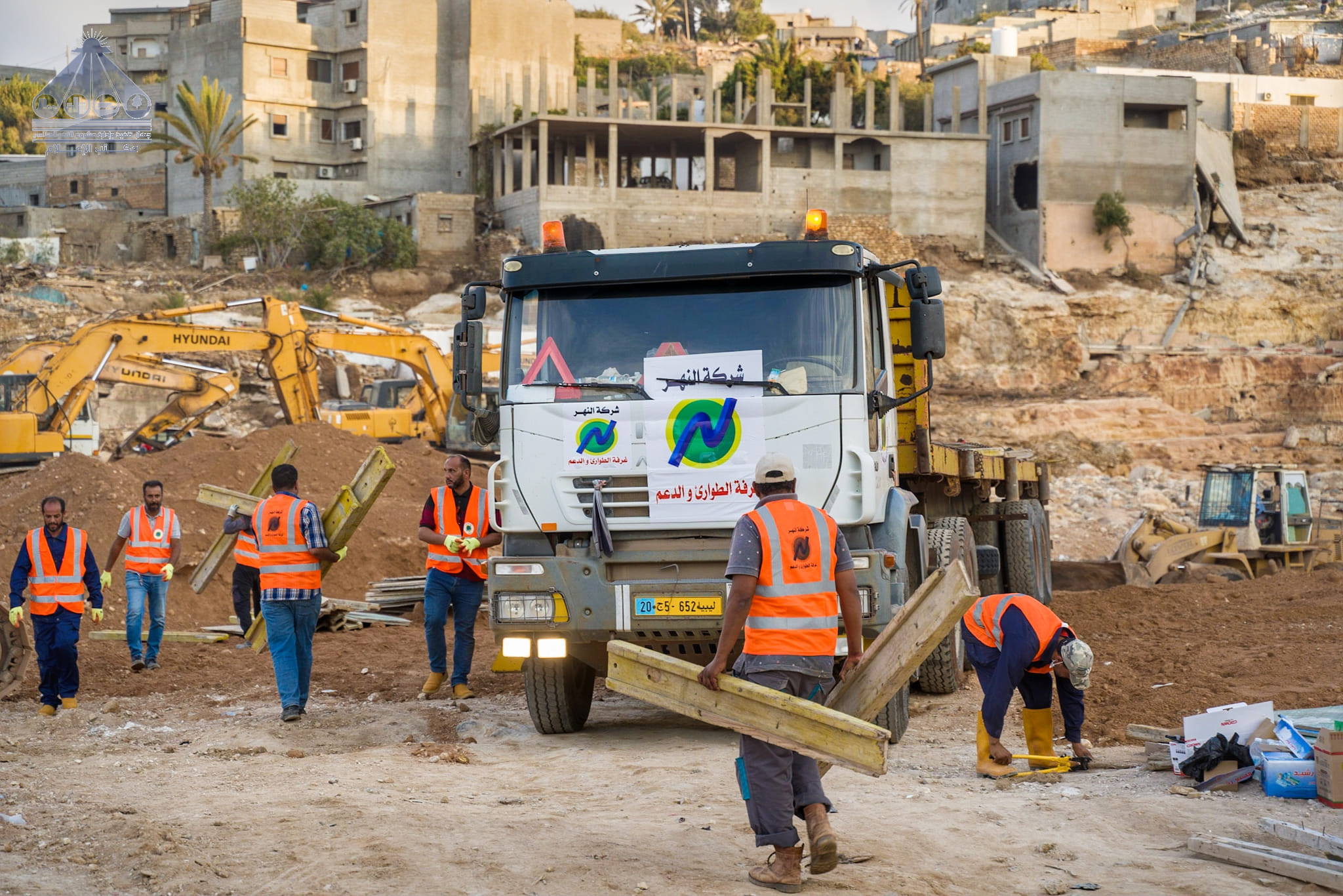 جهاز النهر الصناعي يعلن البدء في أعمال تنفيذ جسر مؤقت لربط شرق مدينة درنة بغربها.