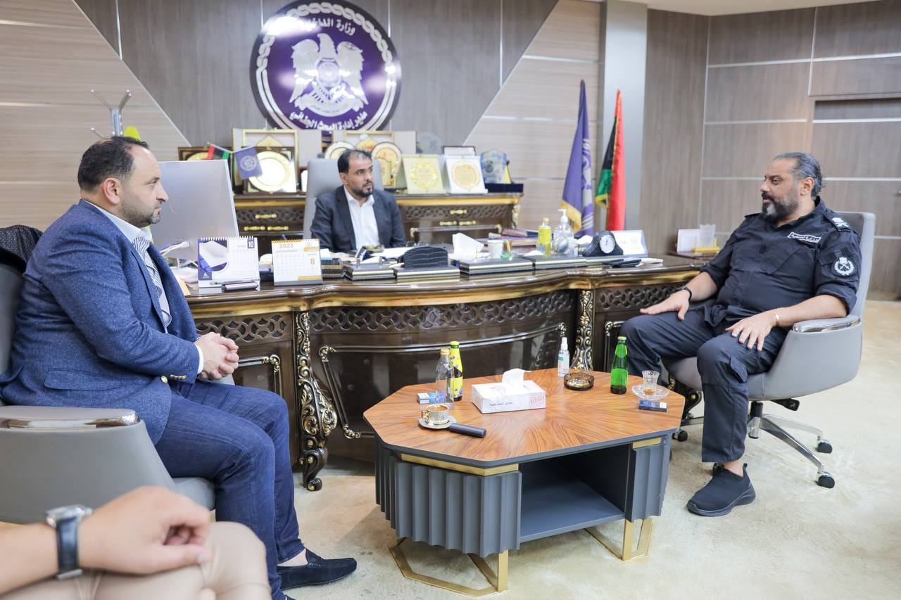 رئيس الحكومة الليبية يقوم بزيارة تفقدية لمقر جهاز البحث الجنائي ببنغازي