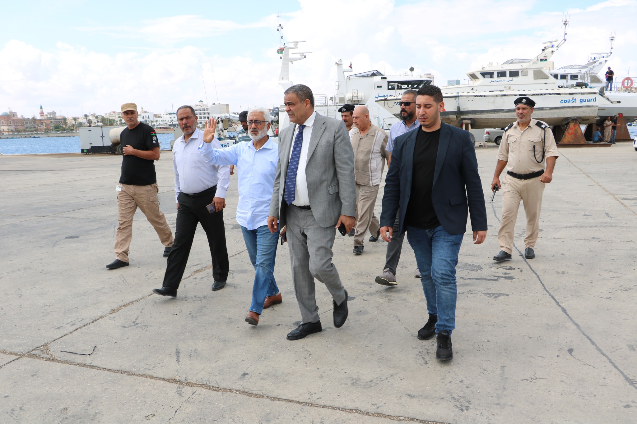 وزير المواصلات بحكومة الوحدة الوطنية يتفقد سير العمل بميناء طرابلس البحري