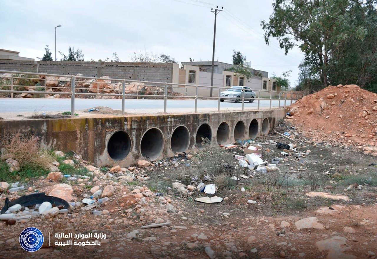 وزير الموارد المائية يشرف على معاينة وتنظيف وادي القطارة ببلدية بنغازي