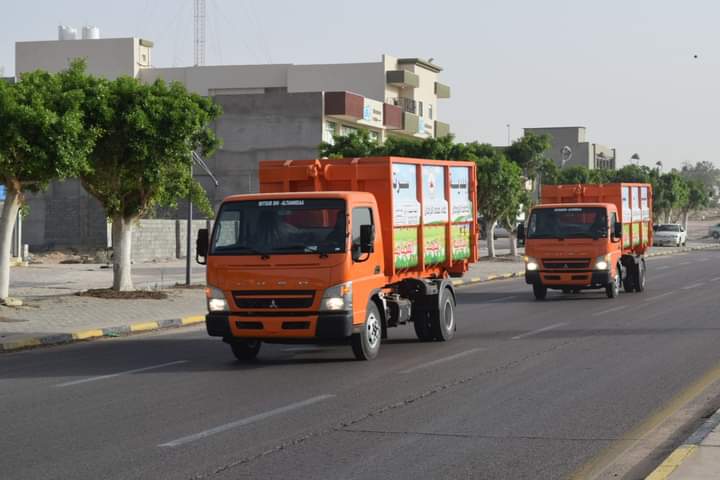 شركة خدمات النظافة بسرت تستلم آليات وحاويات جديدة خاصة بنقل وتجميع القمامة.