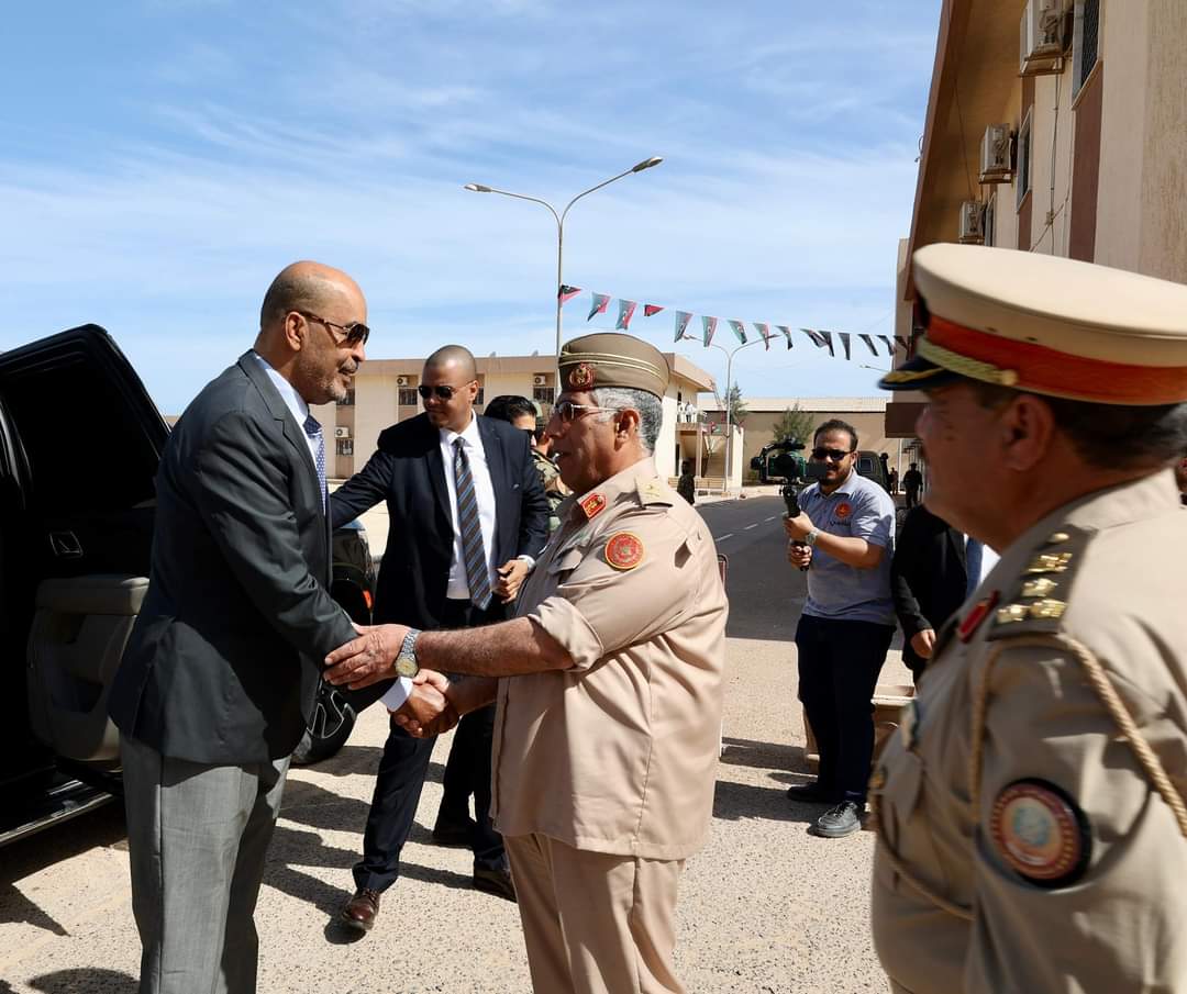 الكوني يتفقد سير العمل بمقر رئاسة أركان القوات الجوية