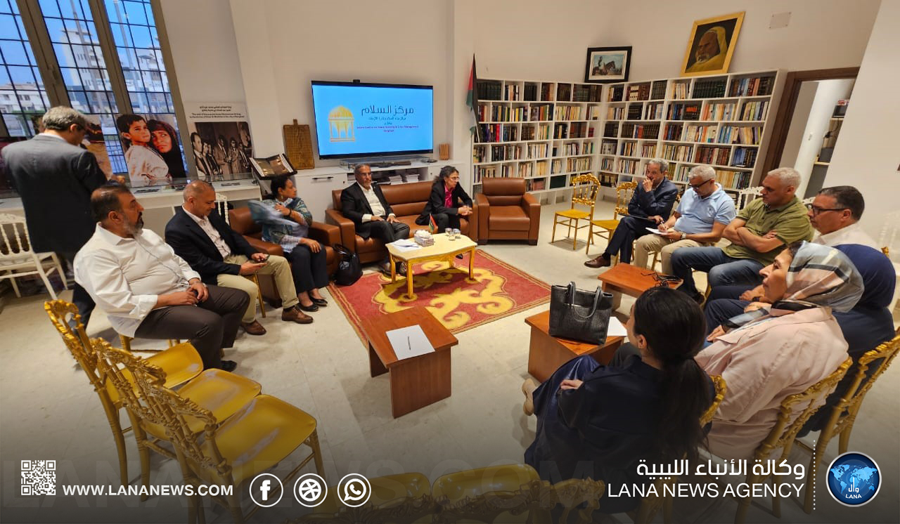 خوري تزور ضريح شيح الشهداء عمر المختار ببنغازي وتلتقي بخبراء مركز السلام