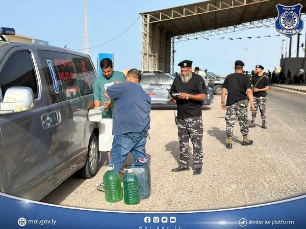 داخلية الوحدة تمنع نقل الوقود أثناء السفر من ليبيا إلى تونس