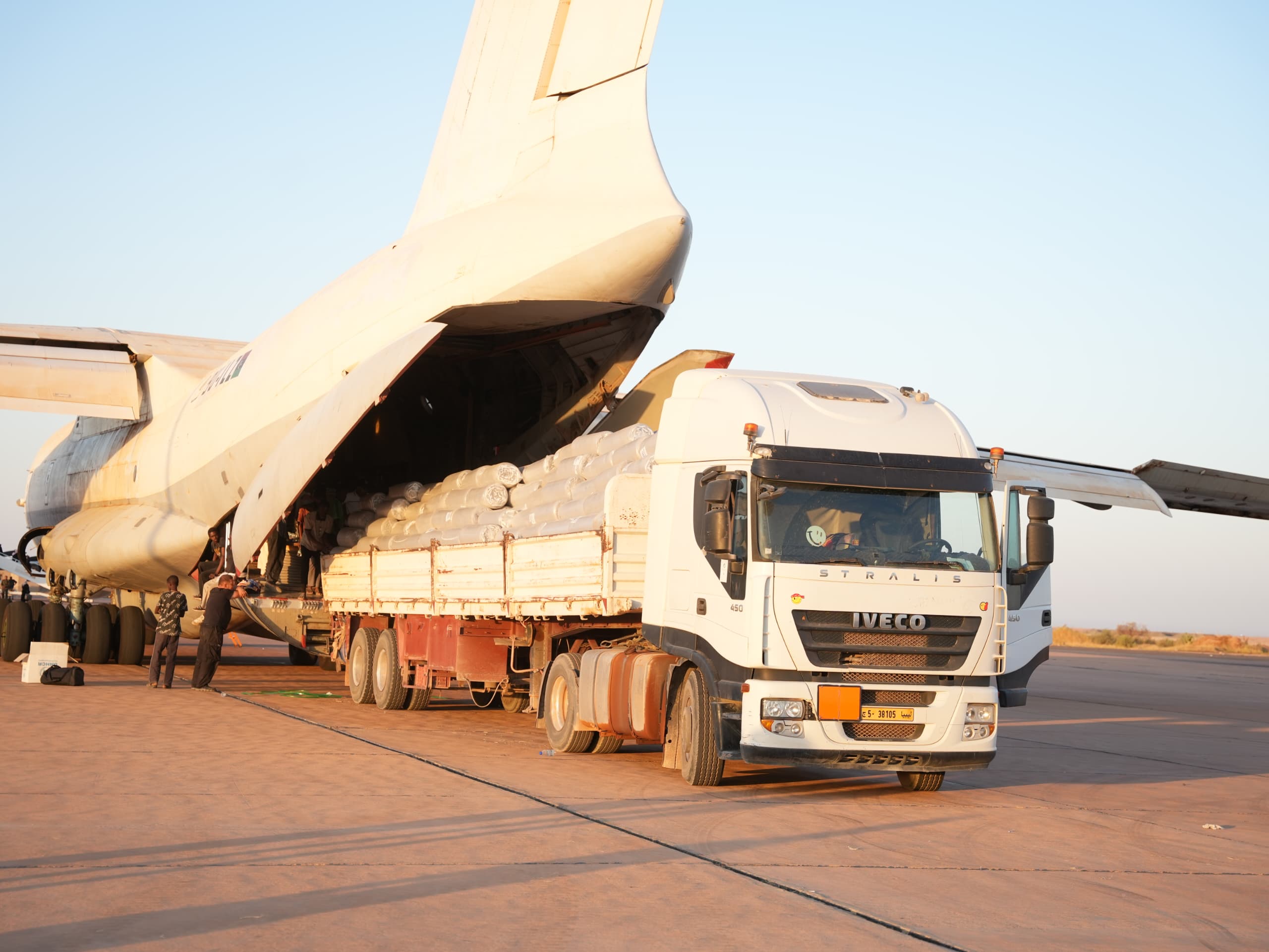 نقل مساعدات إنسانية للنازحين السودانيين اللاجئين لمدينة الكفرة