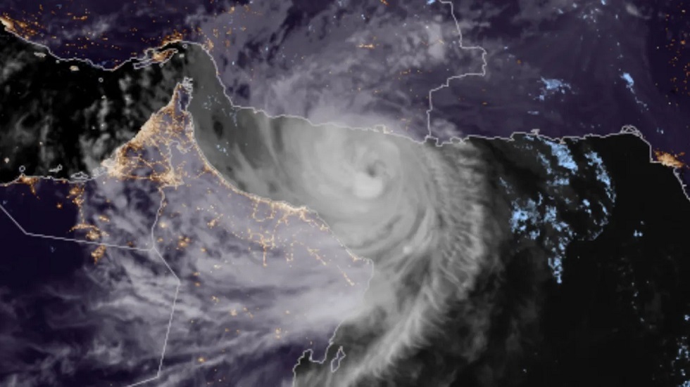 سلطنة عمان تعلن حالة طوارئ بسبب إعصار شاهين المداري