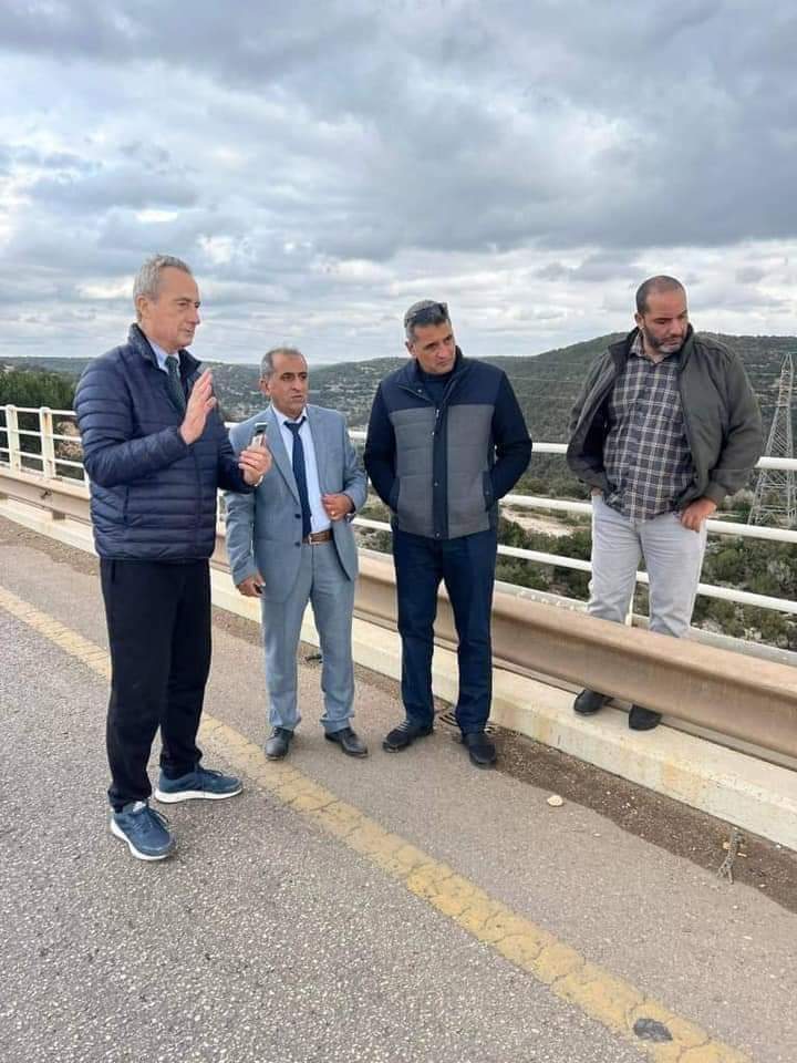 مكتب المشروعات ببلدية البيضاء يبدأ معاينة جسر وادي الكوف تمهيداً للصيانة 