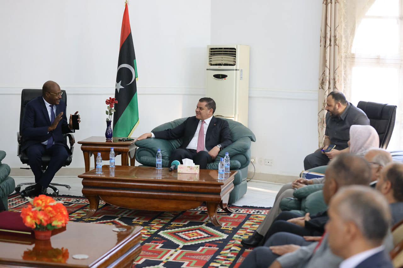 رئيس الحكومة يبحث مع مديري ورؤساء الشركات الاستثمارية المملوكة للدولة الليبية بتشاد المشاكل والمعوقات