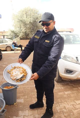 جهاز الحرس البلدي بنغازي يغلق معمل لتصنيع الأغذية الجاهزة