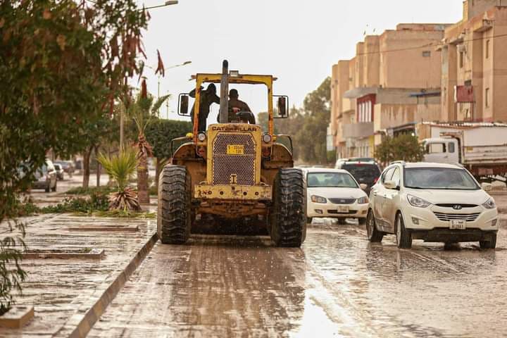 المجلس البلدي أجدابيا يواصل حملات النظافة رغم صعوبة الطقس