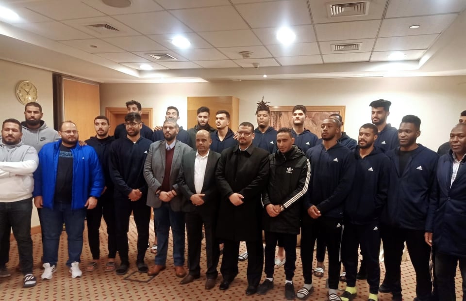 السفير عبدالمطلب ثابت ووزير الرياضة يزوران بعثة المنتخب الوطني لكرة السلة بمقر إقامته في القاهرة