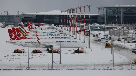 أسطنبول.. تساقط الثلوج يسبب في نوم المسافرين بالمطار