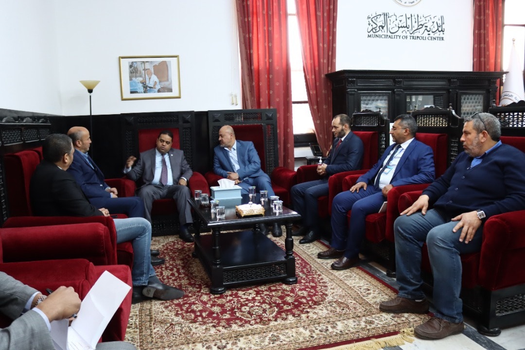 وزير العمل والتأهيل يبحث مشاكل البطالة وآلياتها حلها داخل نطاق بلدية طرابلس المركز
