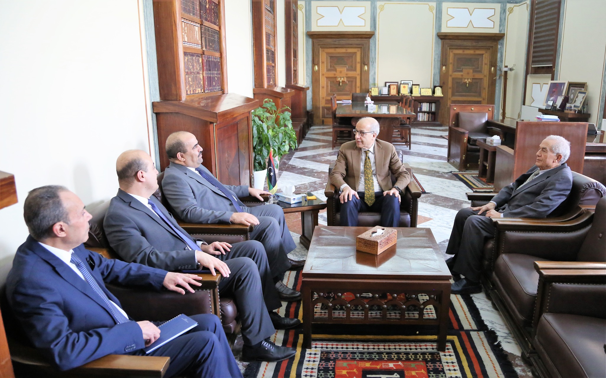 الكبير يستعرض مع السفير الجزائري جهود المصرف المركزي للرفع من معدلات الإفصاح والشفافية