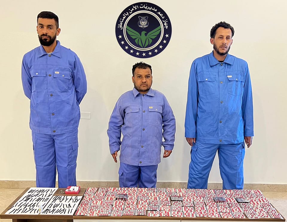 طرابلس | القبض على 3 أشخاص بحوزتهم كميات كبيرة من المخدرات بطريق المطار
