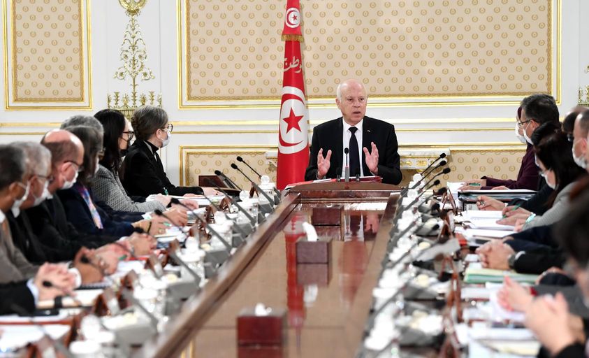 موجة من الإدانات لموقف الرئيس التونسي المعادي للمهاجرين الأفارقة المقدر عددهم في تونس بـ ( 60 ) ألفًا
