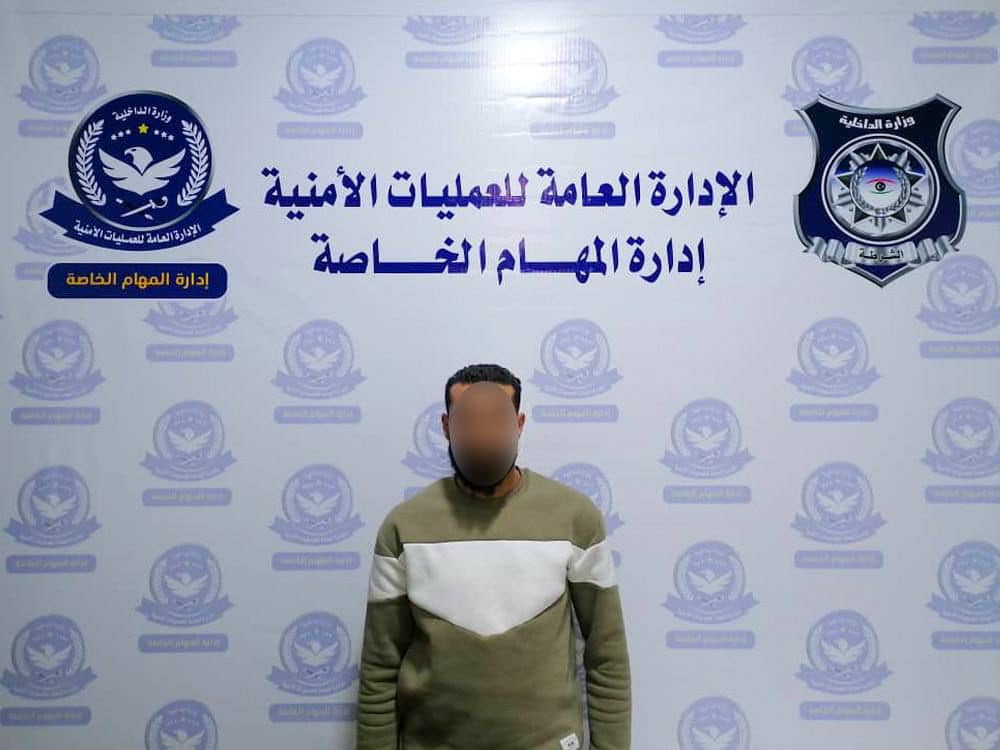 القبض على متهم بوضع متفجرات في منزل أحد المواطنين بمدينة الخمس