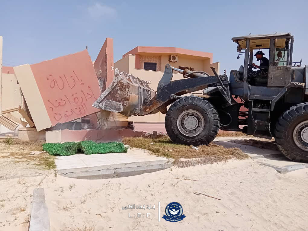 إدارة إنفاذ القانون تبدأ في إزالة المباني المخالفة على الشاطئ بالقره بولي