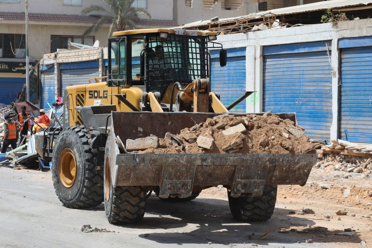 الخدمات العامة طرابلس تواصل حملة إزالة العشوائيات والمستغلين للفضاءات العامة 