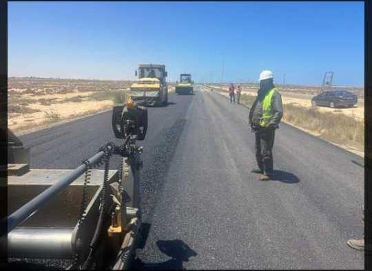 بدء أعمال صيانة الطريق الساحلي الممتد من كوبري 27 وصولا إلى منفذ رأس جدير الحدودي