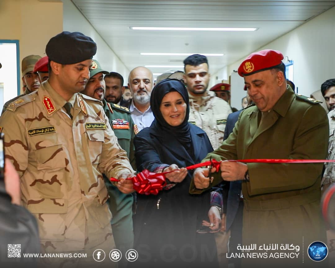 آمر رئاسة أركان الوحدات الأمنية بالقوات المسلحة يفتتح وحدة العلاج المائي بمركز بنغازي الطبي