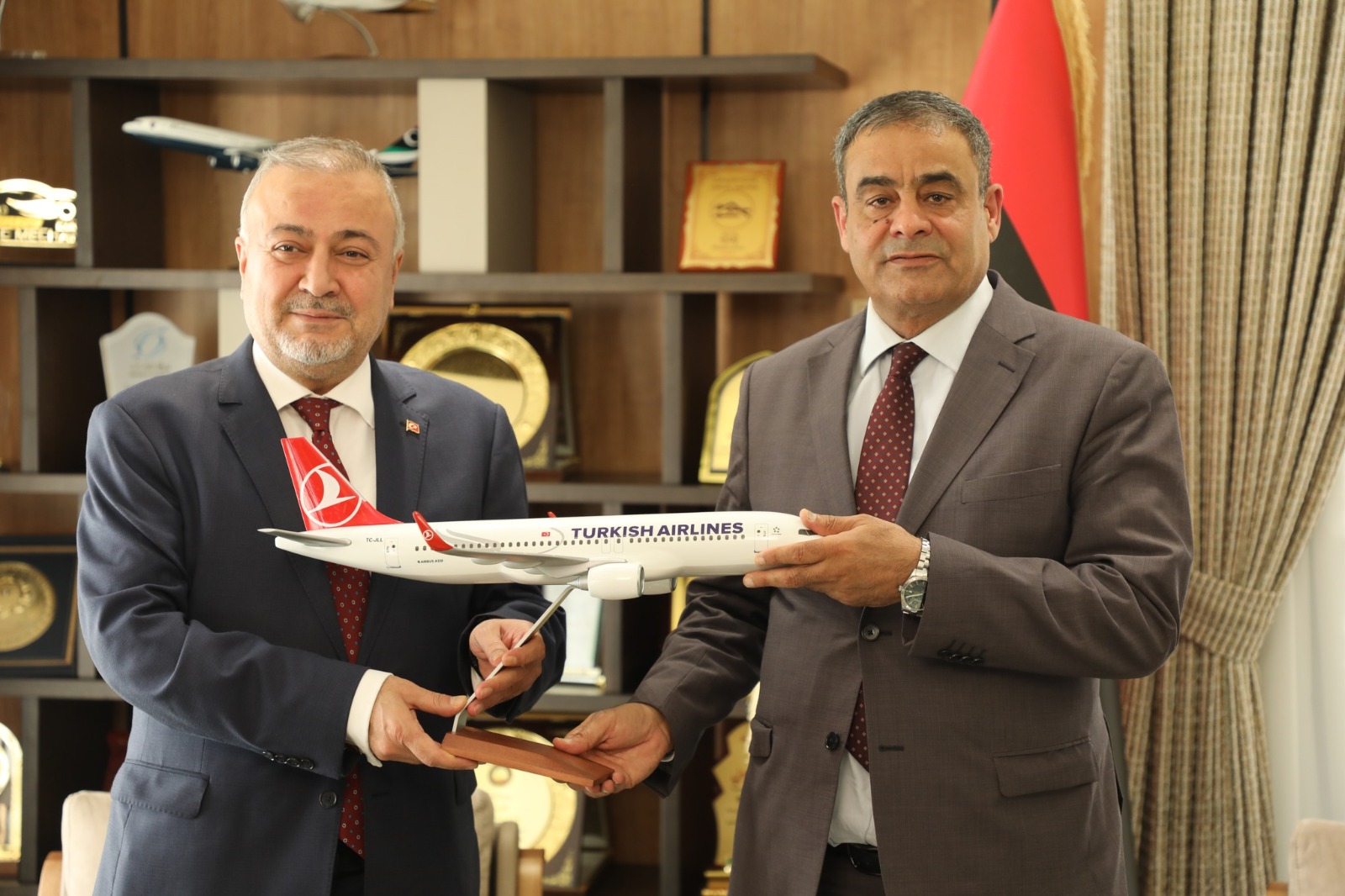 وزير المواصلات يبحث مع سفير تركيا عودة تسيير الخطوط التركية رحلاتها للمطارات الليبية