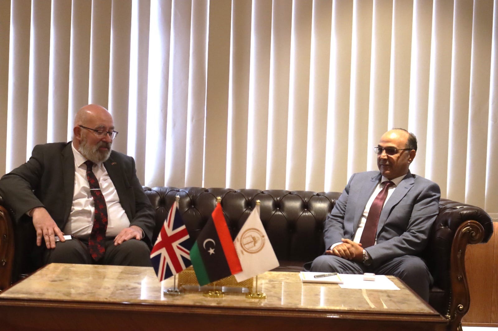 سفير المملكة المتحدة يبحث التعاون في المجالات الاقتصادية مع بلدية بنغازي