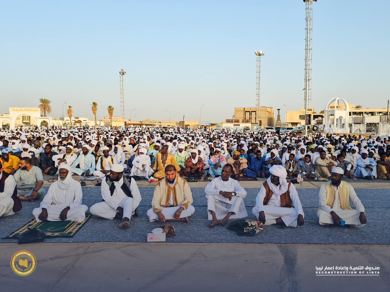 أهالي مرزق يُؤدون صلاة العيد في صورة تظهر ملامح التصالح الذي يعم المدينة