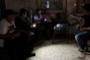 ساعات مستحيلة من الظلام تلقي بظلالها النفسية على المواطنين في بنغازي